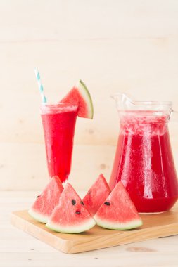Ahşap arka planda karpuz smoothie