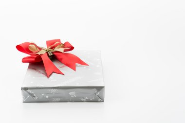 Beyaz arkaplanda hediye kutusu