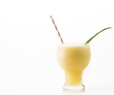 Beyaz arkaplanda ananas püresi