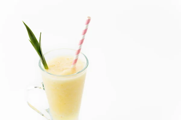 Ananas-Smoothie auf weißem Hintergrund — Stockfoto