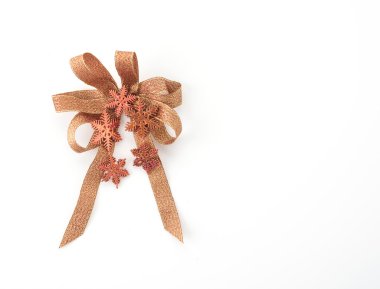 Beyaz arka planda noel yayları