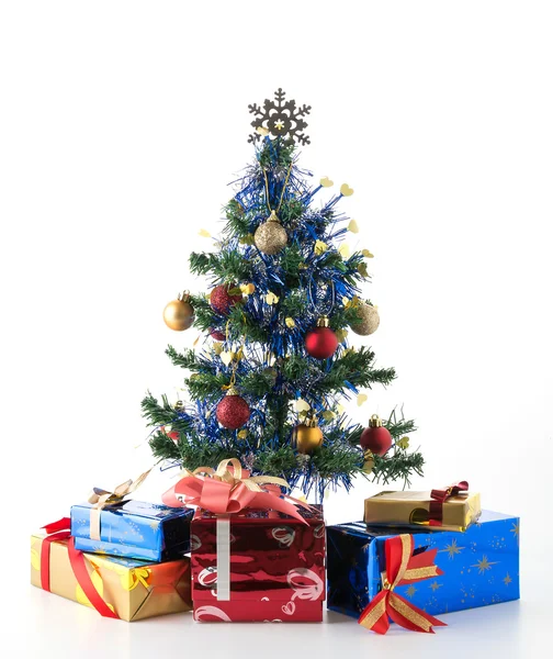Scatola regalo e albero di Natale — Foto Stock