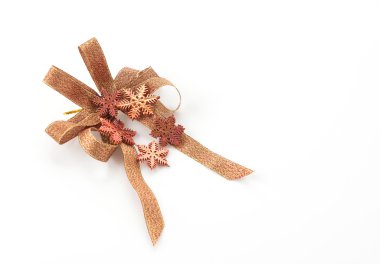 Beyaz arka planda noel yayları