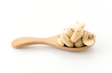 Beyaz arka planda kaju fıstığı