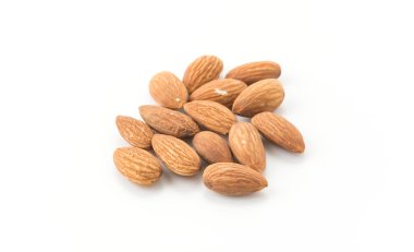 Beyaz arkaplanda badem