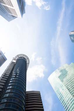 Gökdelenler bulutlar ve flare ile