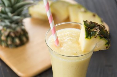 Ahşap arka planda ananas kokteyli