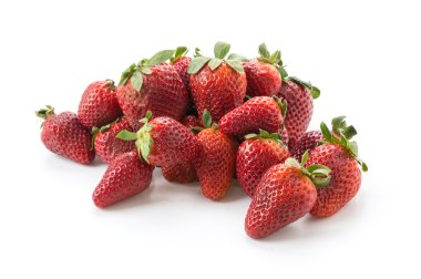 Beyaz arka planda taze çilekler