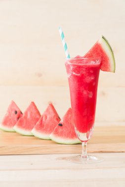 Ahşap arka planda karpuz smoothie