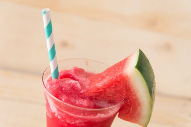 Ahşap arka planda karpuz smoothie