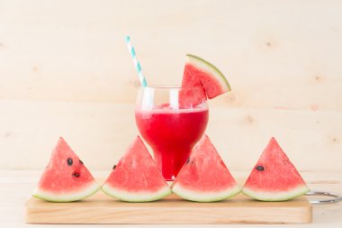 Ahşap arka planda karpuz smoothie