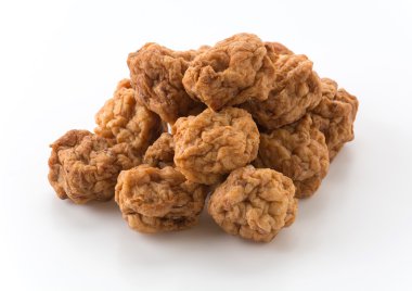 Beyaz arkaplanda karides topu