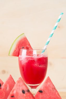 Ahşap arka planda karpuz smoothie