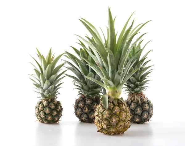 Beyaz arkaplanda taze ananas