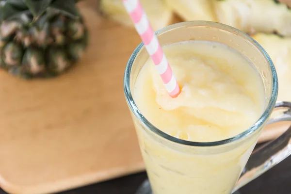 Ananas smoothie op hout achtergrond — Stockfoto