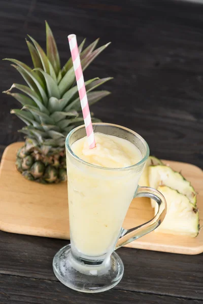 Smoothie à l'ananas sur fond bois — Photo