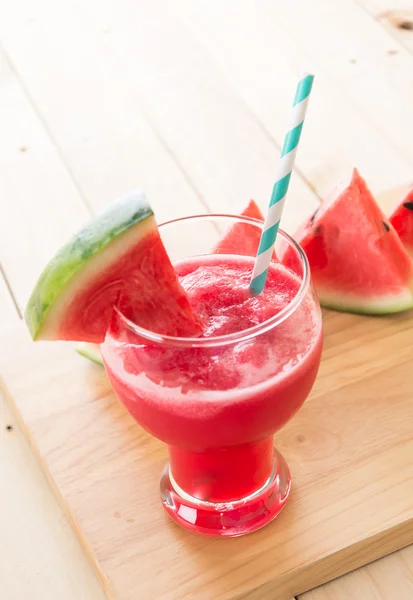 Vattenmelon smoothie på trä bakgrund — Stockfoto