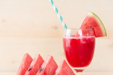 Ahşap arka planda karpuz smoothie