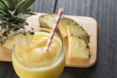 Ahşap arka planda ananas kokteyli