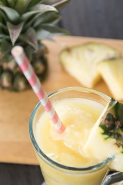 Ahşap arka planda ananas kokteyli