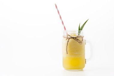 Beyaz arkaplanda ananas püresi