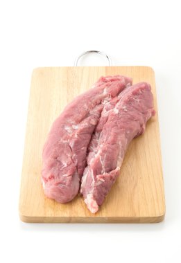 Beyaz arkaplanda domuz filetosu