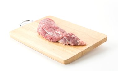 Beyaz arkaplanda domuz filetosu