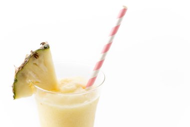Beyaz arkaplanda ananas püresi