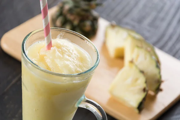 Smoothie à l'ananas sur fond bois — Photo