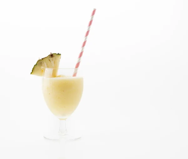 Ananas-Smoothie auf weißem Hintergrund — Stockfoto