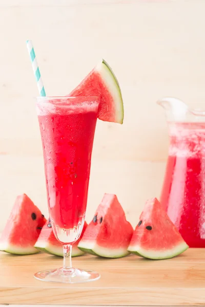 Vattenmelon smoothie på trä bakgrund — Stockfoto