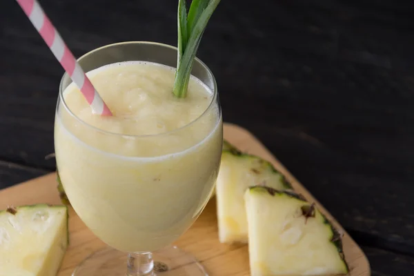 Smoothie à l'ananas sur fond bois — Photo