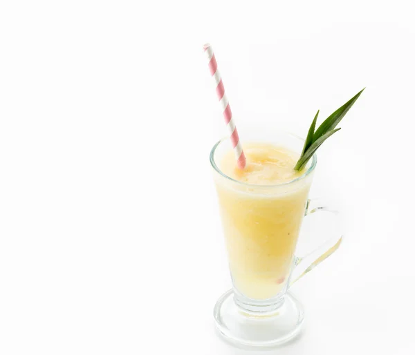 Ananas-Smoothie auf weißem Hintergrund — Stockfoto