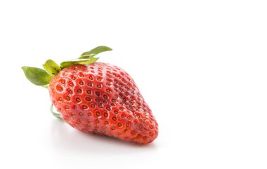 Beyaz arka planda taze çilek