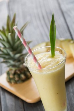Ahşap arka planda ananas kokteyli