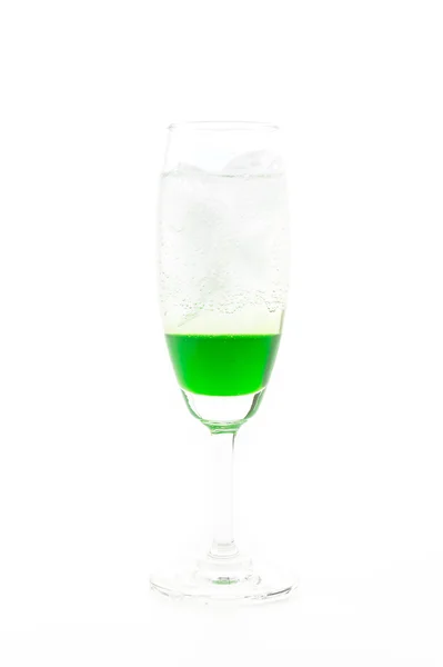 Groene soda op witte achtergrond — Stockfoto