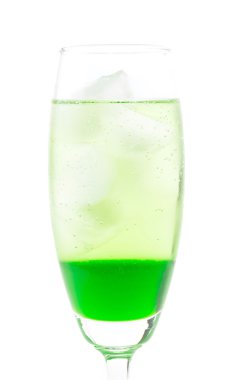 beyaz zemin üzerine yeşil soda