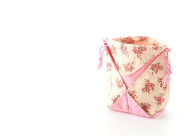 beyaz zemin üzerinde kumaş çanta