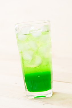 ahşap zemin üzerine yeşil soda