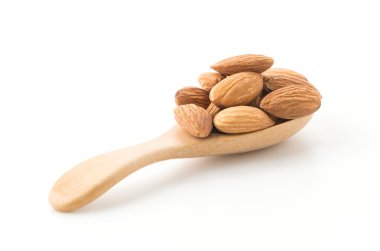 Beyaz arkaplanda badem