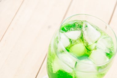 ahşap zemin üzerine yeşil soda