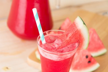 Ahşap arka planda karpuz smoothie