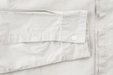 Gömleğin düğmesini kapatın