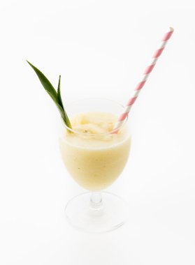 Beyaz arkaplanda ananas püresi