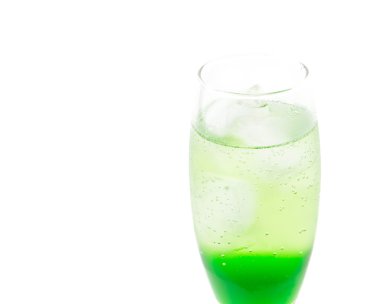 beyaz zemin üzerine yeşil soda