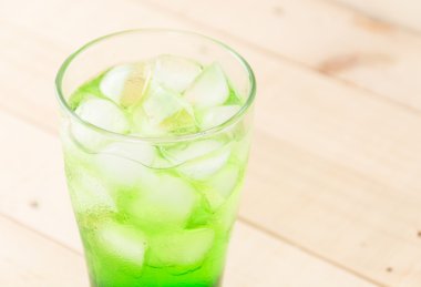 ahşap zemin üzerine yeşil soda