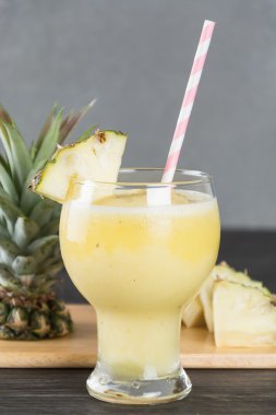 Ahşap arka planda ananas kokteyli