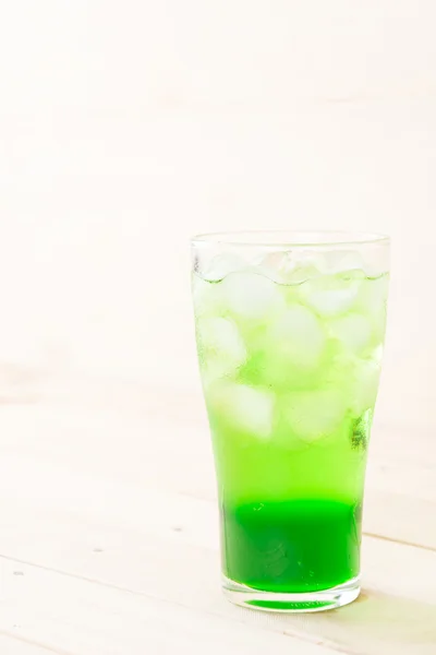 Grüne Soda auf Holz Hintergrund — Stockfoto