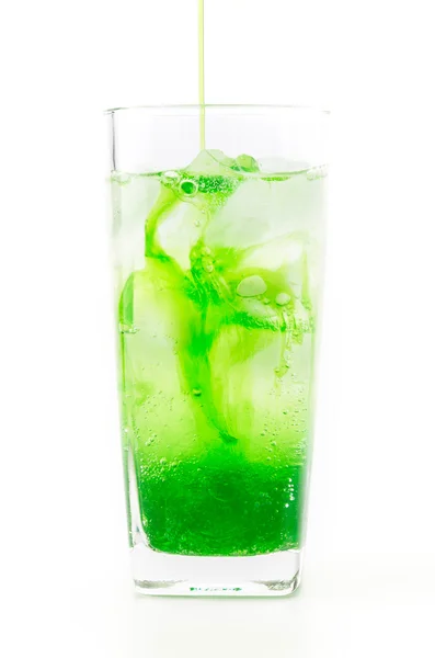 Soda verde su sfondo bianco — Foto Stock