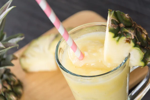 Smoothie à l'ananas sur fond bois — Photo